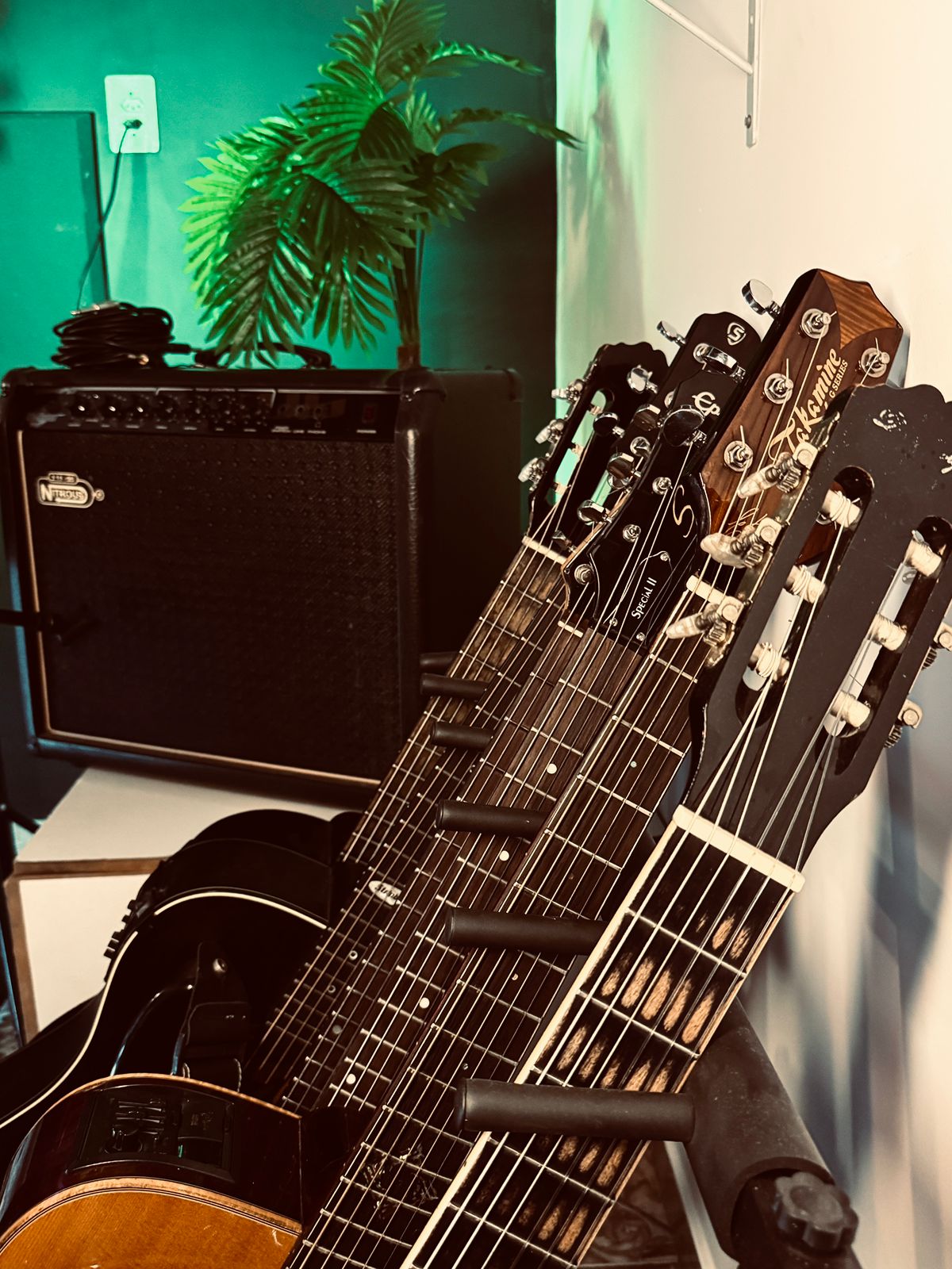 Guitarras e instrumentos para criação de arranjos