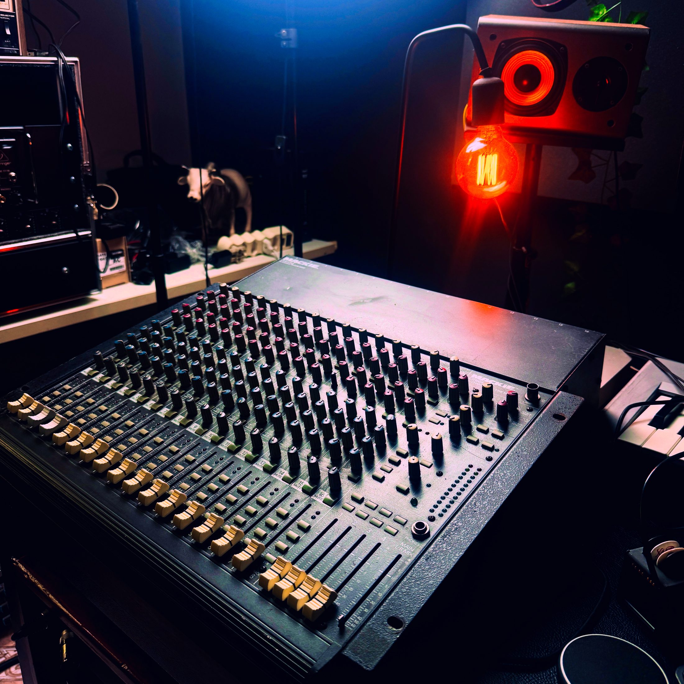 Mesa de som do estúdio para mixagem e masterização profissional