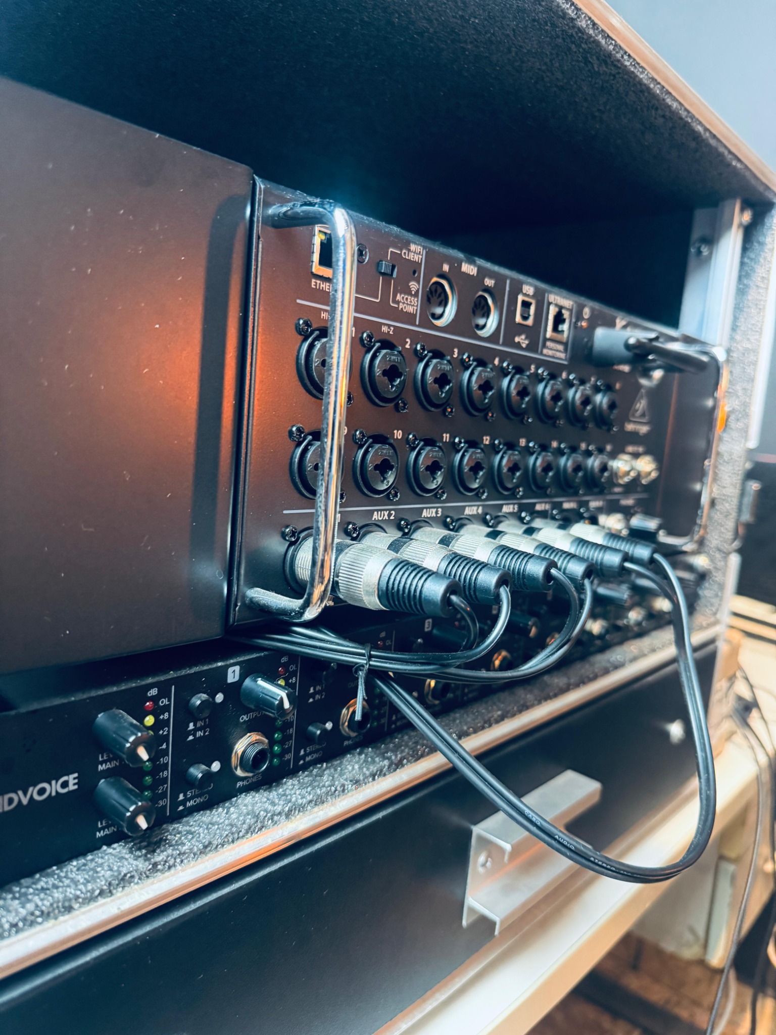 Rack de equipamentos analógicos para mixagem e masterização